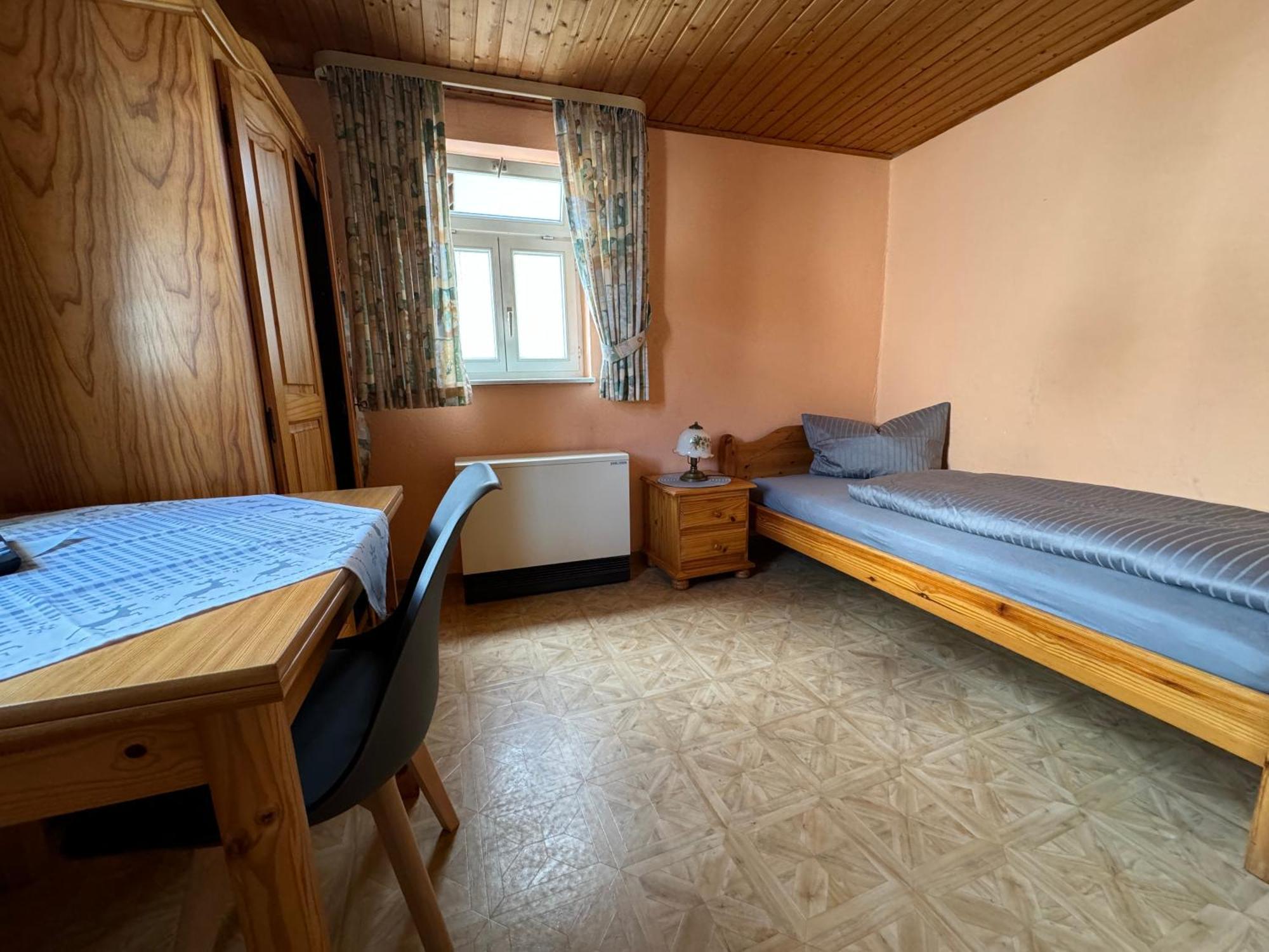 Zur Goldenen Krone Pension Stadtallendorf Luaran gambar