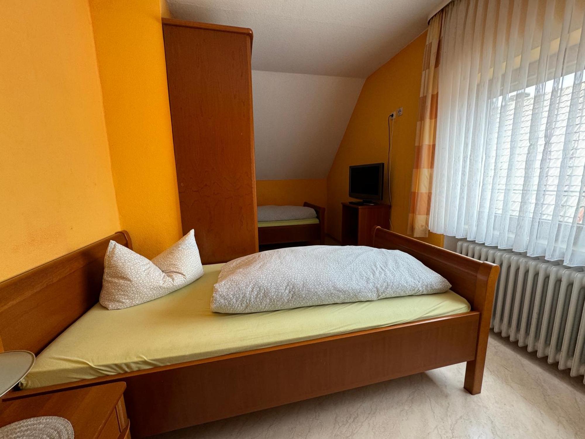Zur Goldenen Krone Pension Stadtallendorf Luaran gambar